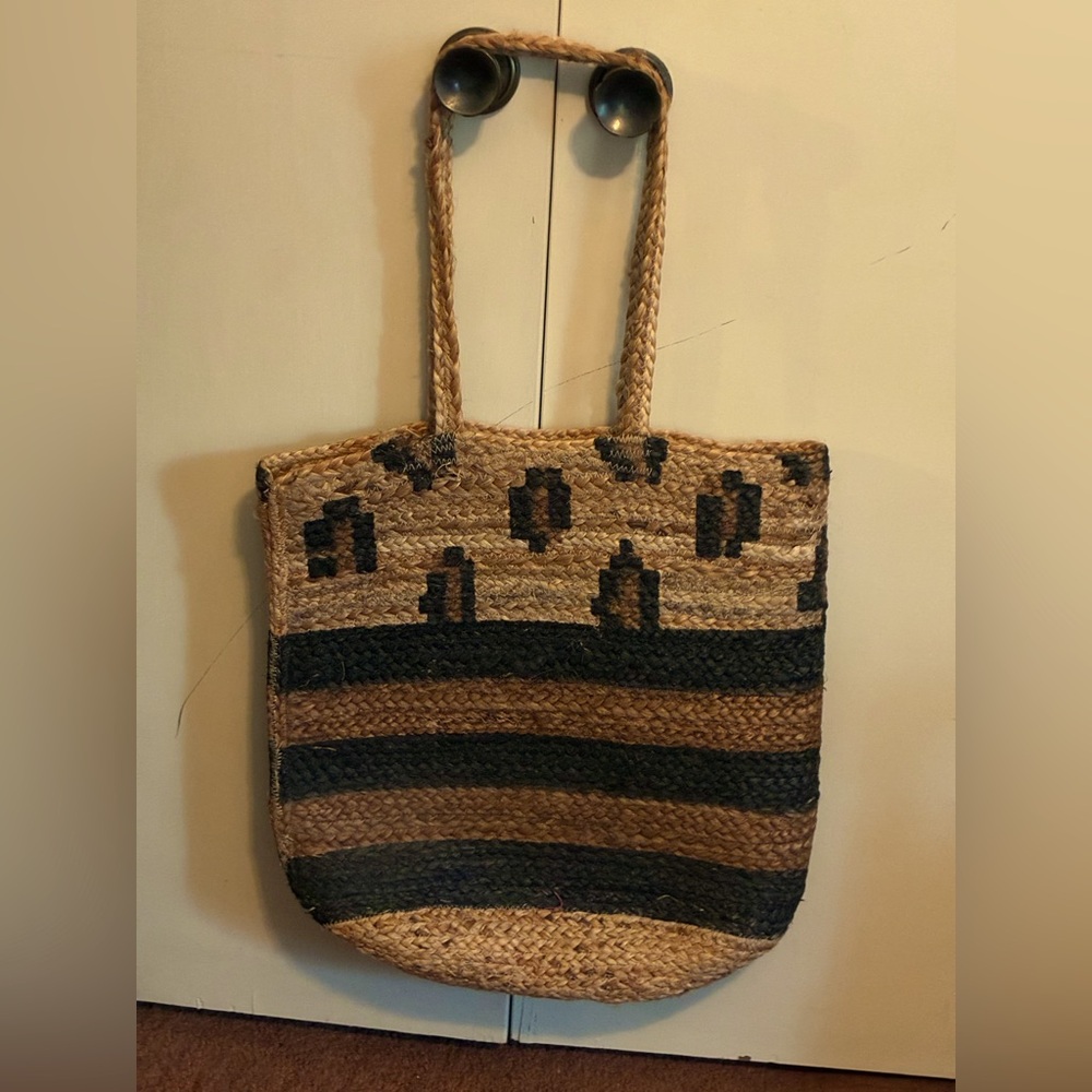 Indian Market Bag. Tan and Black WovenTote Bag.
Import Pier One
100% Jute